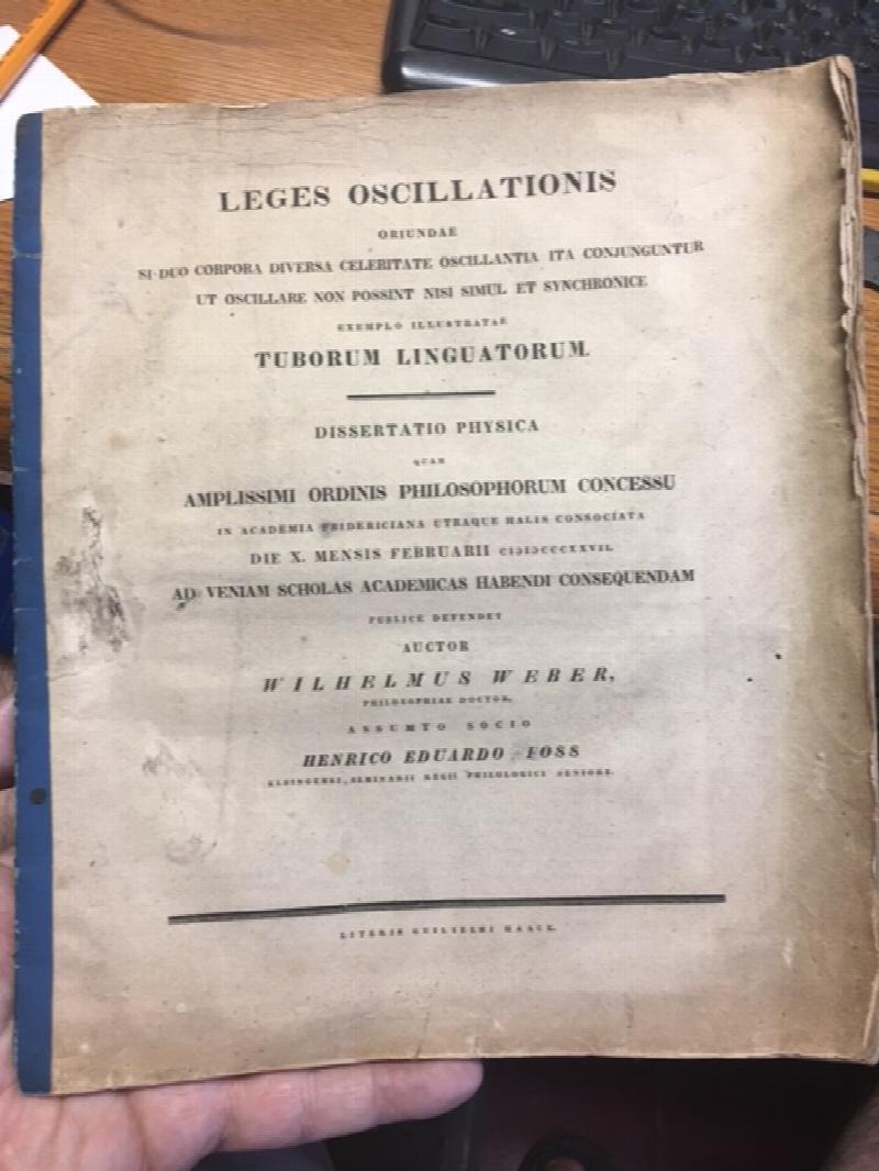 Leges Oscillationis oriundae si duo corpora diversa celeritate oscillantia ita conjunguntur ut oscillare non possint nisi simul et synchronice exemploillustratae Tuborum Linguatorum