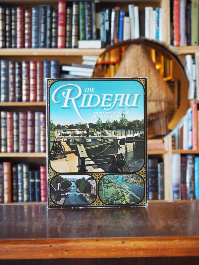 Th Rideau : A Pictorial History of the Waterway.